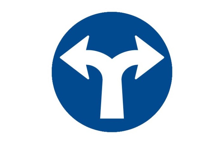 Dopravní značka C2f - Přikázaný směr jízdy vpravo a vlevo